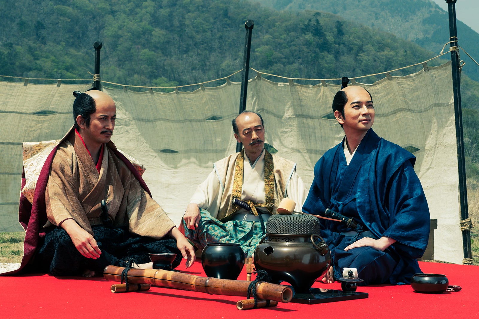 岡田准一、酒向芳、松本潤（C）NHK