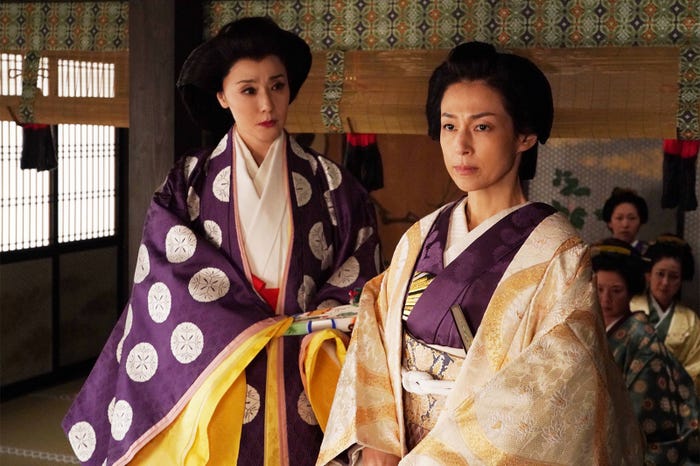 (左から)浅野ゆう子、鈴木保奈美(C)フジテレビ