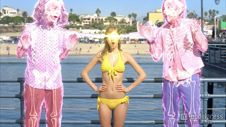 （左）又吉直樹（右）綾部祐二／「クロップドパンツピース星人L.A.ナンパ」篇