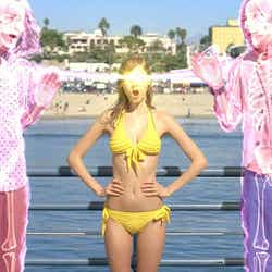 (左)又吉直樹(右)綾部祐二/「クロップドパンツピース星人L.A.ナンパ」篇