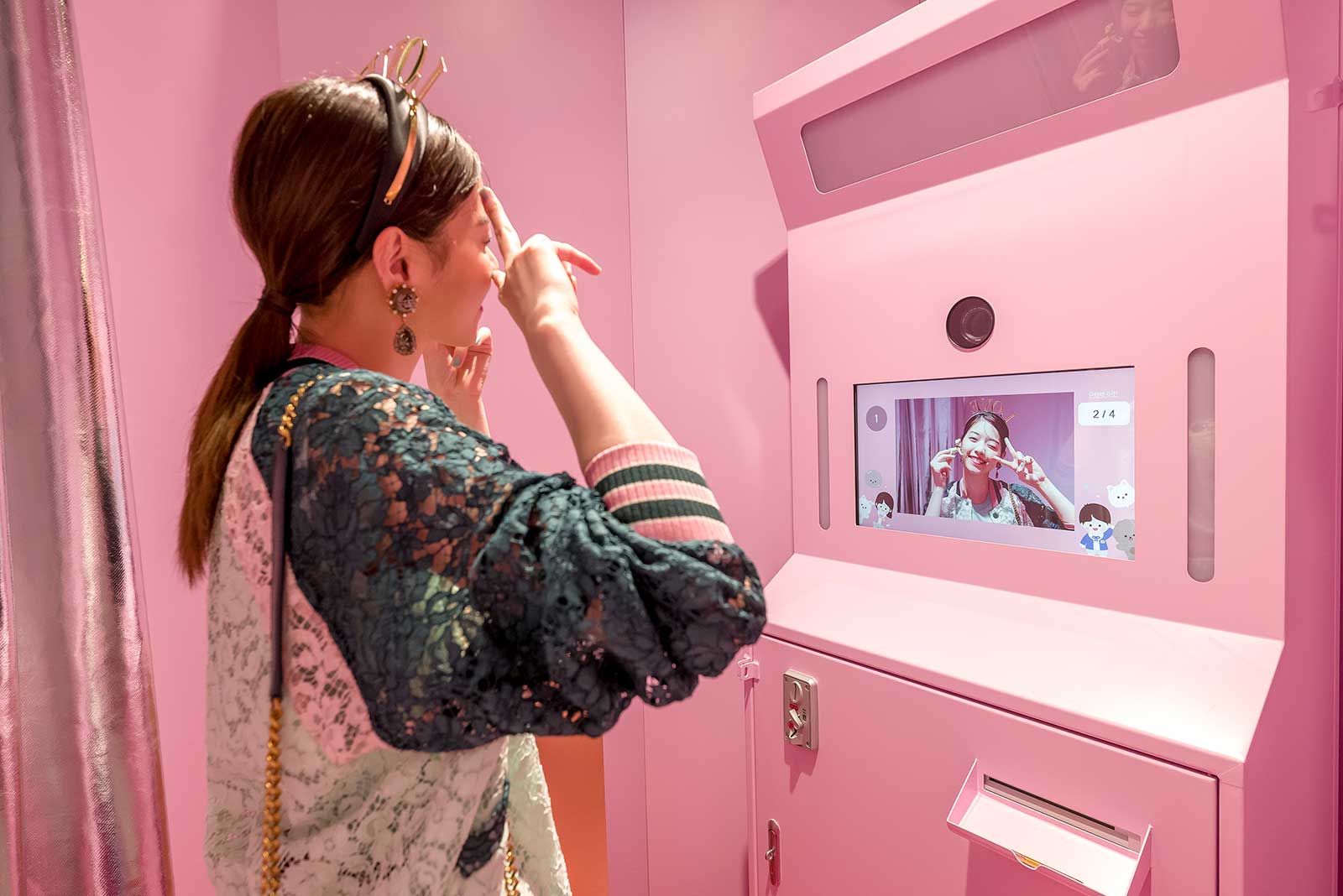 店内に設置された、 四コマ写真「フォトグレイ」を体験する西野七瀬 （提供写真）