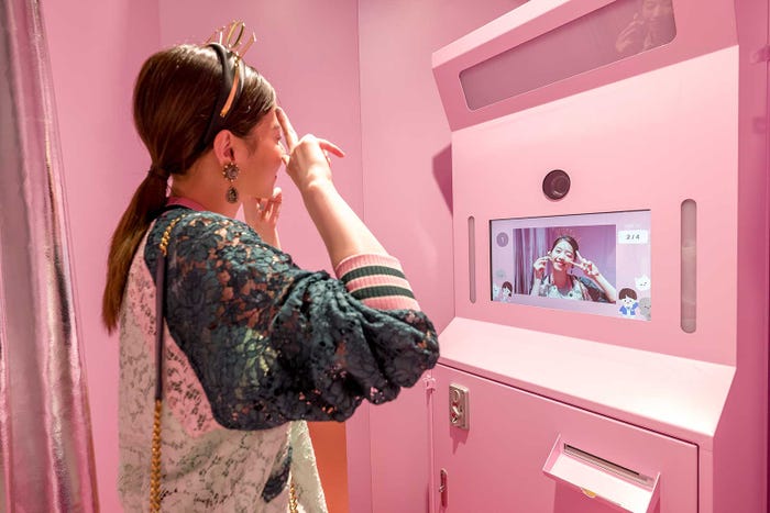 店内に設置された、 四コマ写真「フォトグレイ」を体験する西野七瀬 (提供写真)