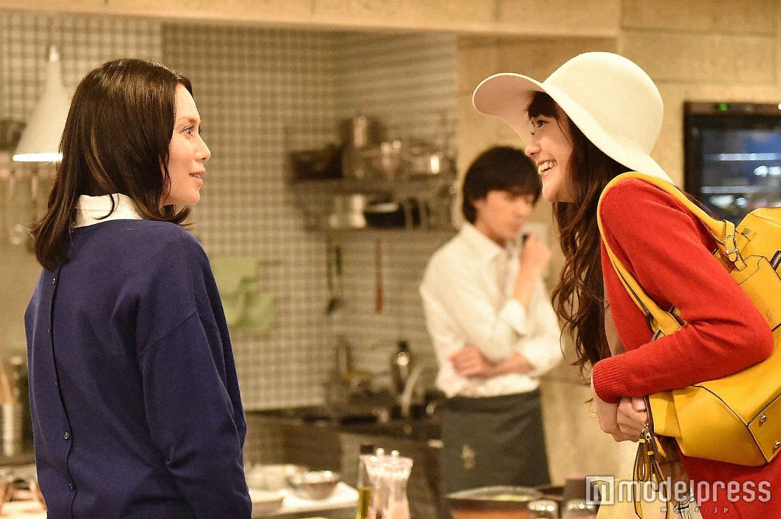 中谷美紀、松井愛莉「私 結婚できないんじゃなくて、しないんです」第4話・場面カット（C）TBS