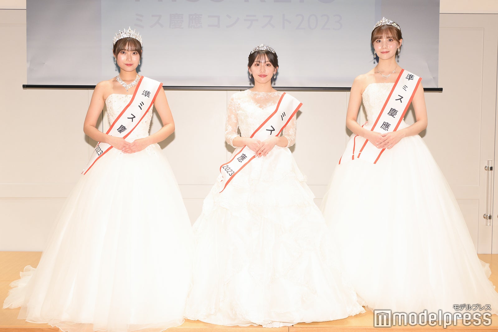 （左から）野村実央さん、夏坂結名さん、堤萌さん（C）モデルプレス