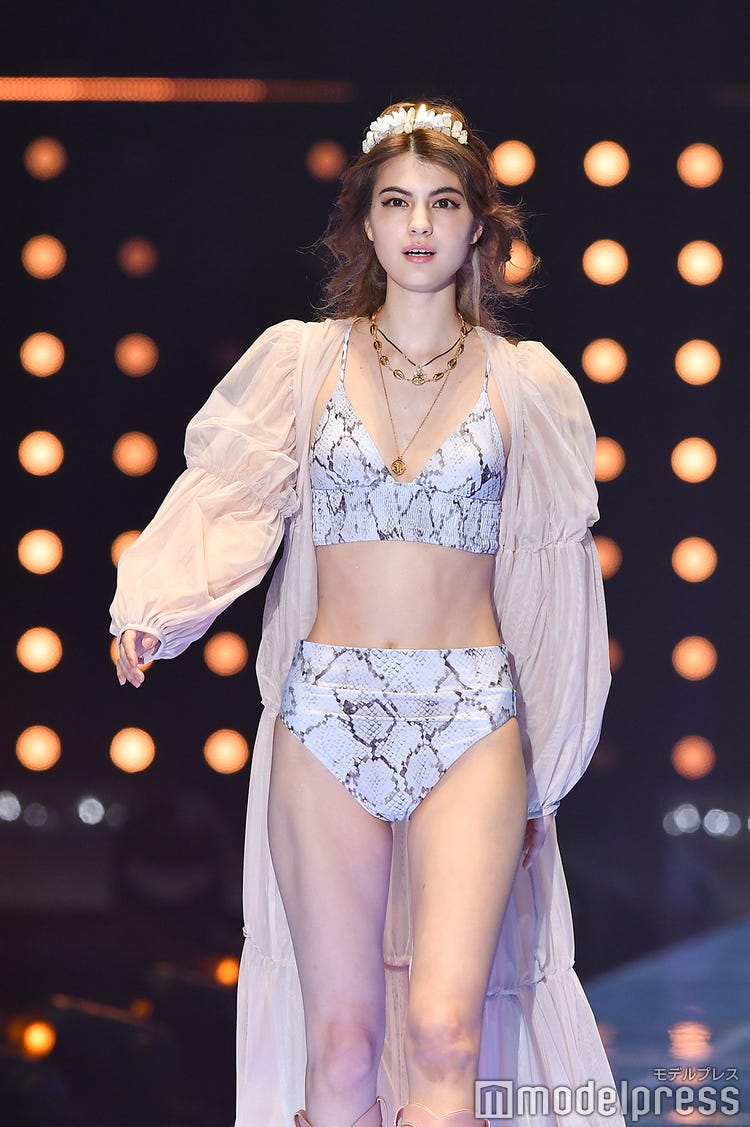 マギー　ランジェリー姿 