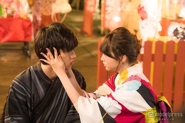 ムギュッ!となった顔もカワイイ(C)2015 映画「ヒロイン失格」製作委員会