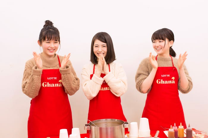 (左から)久間田琳加、浜辺美波、山田杏奈/新CMメイキングカット(提供画像)