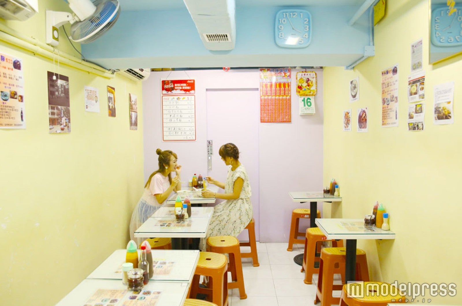 パステルカラーを貴重とした落ち着く店内／モデル：中島絢乃、MAAMI（C）モデルプレス