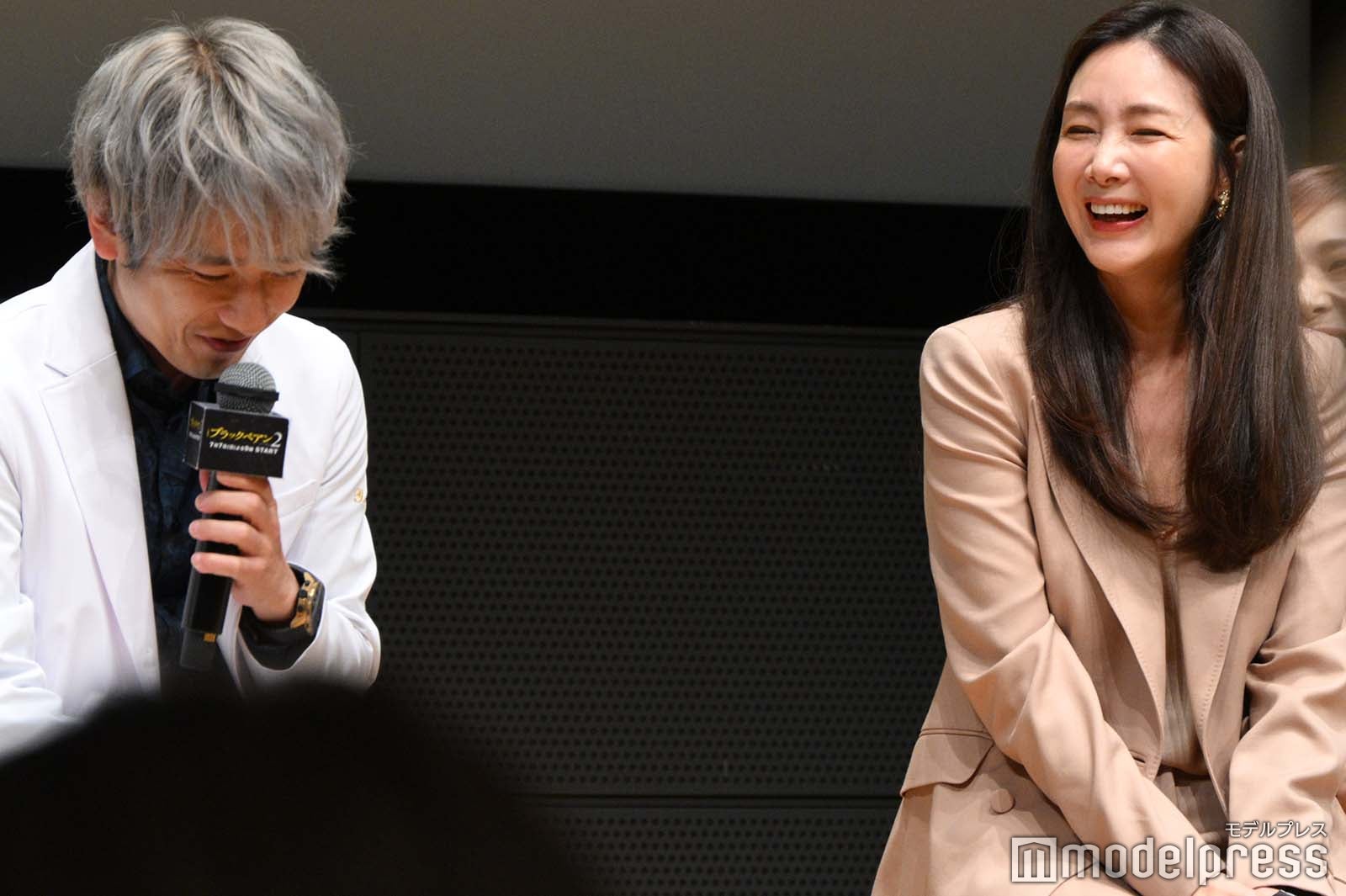 チェ・ジウに照れまくる二宮和也（C）モデルプレス