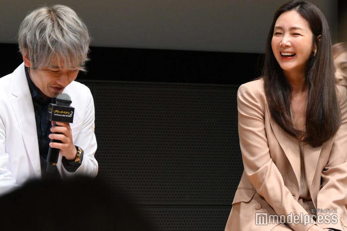 チェ・ジウに照れまくる二宮和也(C)モデルプレス