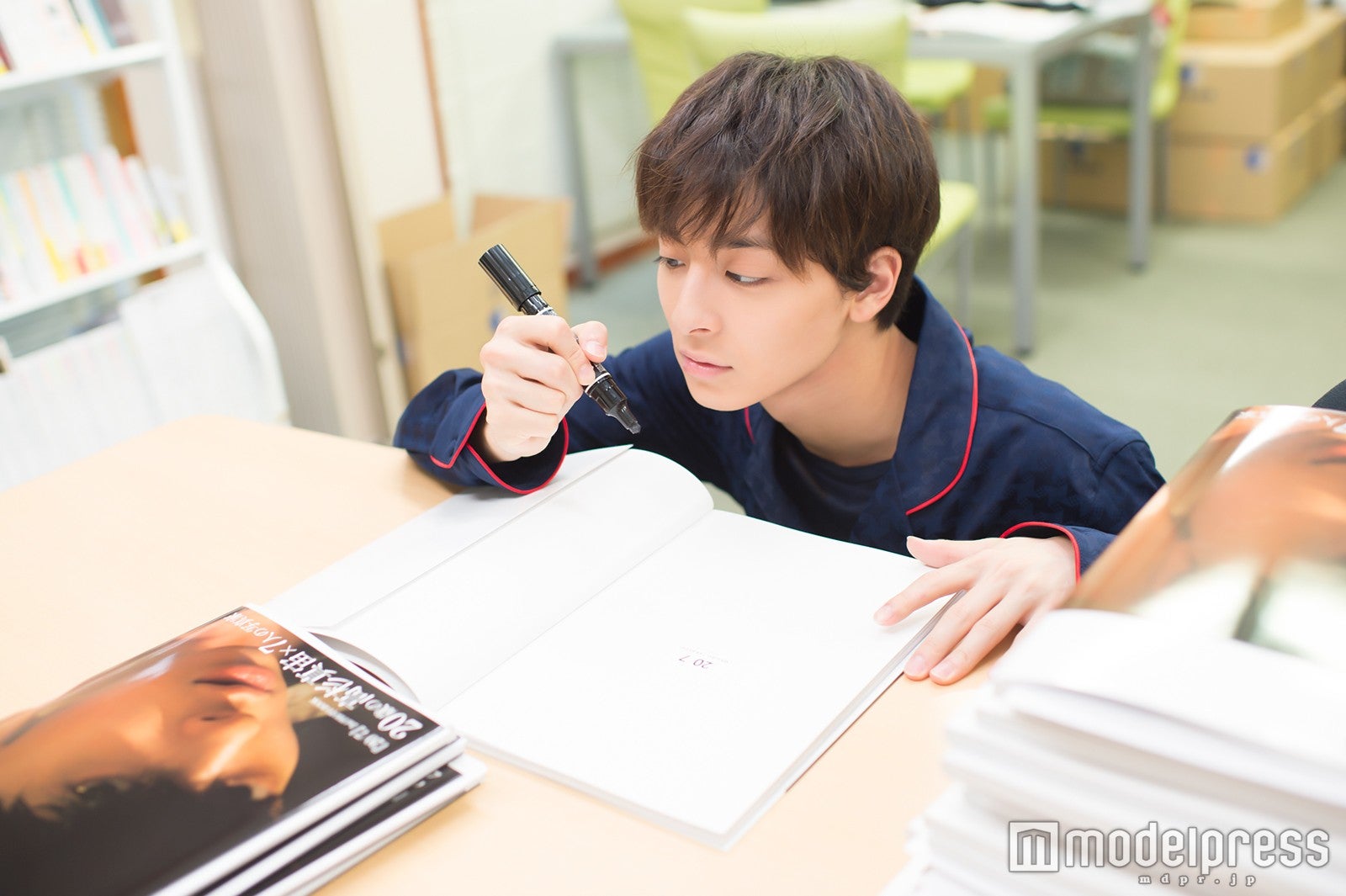 写真集1500冊のサイン入れに臨んだ高杉真宙氏 （C）モデルプレス