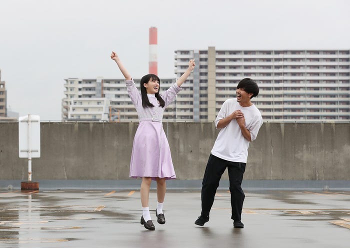 個人PVのロケ現場を再び訪れ、山岸聖太氏(右)を驚かせる大園桃子(C)日刊スポーツ新聞社