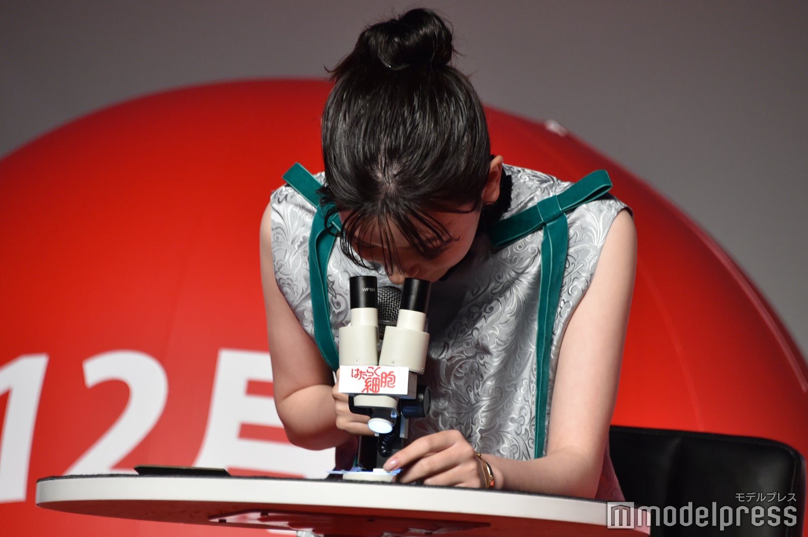 顕微鏡を覗く永野芽郁（C）モデルプレス