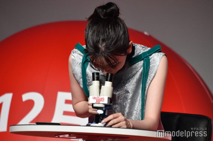 顕微鏡を覗く永野芽郁(C)モデルプレス