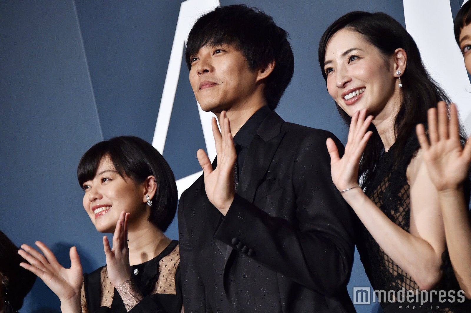冨手麻妙、松坂桃李、真飛聖（C）モデルプレス