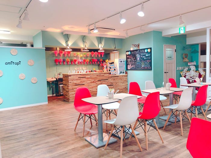 「amitapi」店内。どこから撮影しても“インスタ映え”を意識。(提供写真)