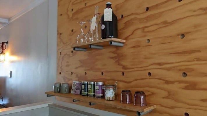 キッチンには、ミニバーの代わりに容器が置かれ、バーに持っていくことで7種類のワインを頂けるそう。ボトルのごみも削減している「Sherwood（シャーウッド）」