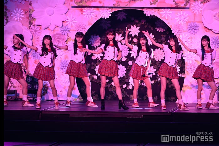 現役メンバーと「スカート、ひらり」披露(C)モデルプレス