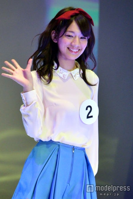 私服風の衣装でウォーキングする佐藤美希さん