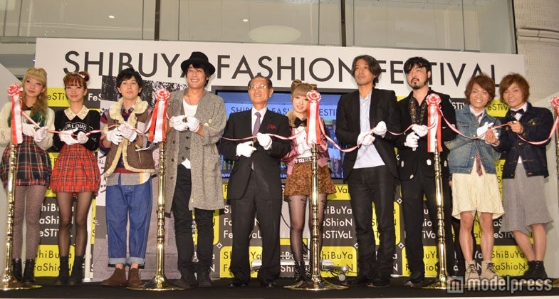 テープカットの様子