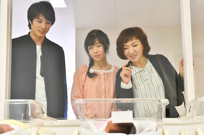 鈴木伸之、仲里依紗、清水ミチコ/「あなたのことはそれほど」第3話より(画像提供:TBS)