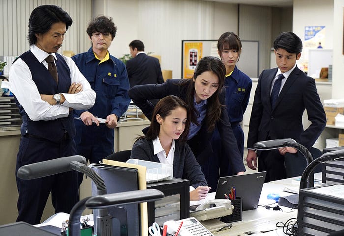 沢尻エリカ(中央)(C)宮月新・神崎裕也/集英社 2018「不能犯」製作委員会