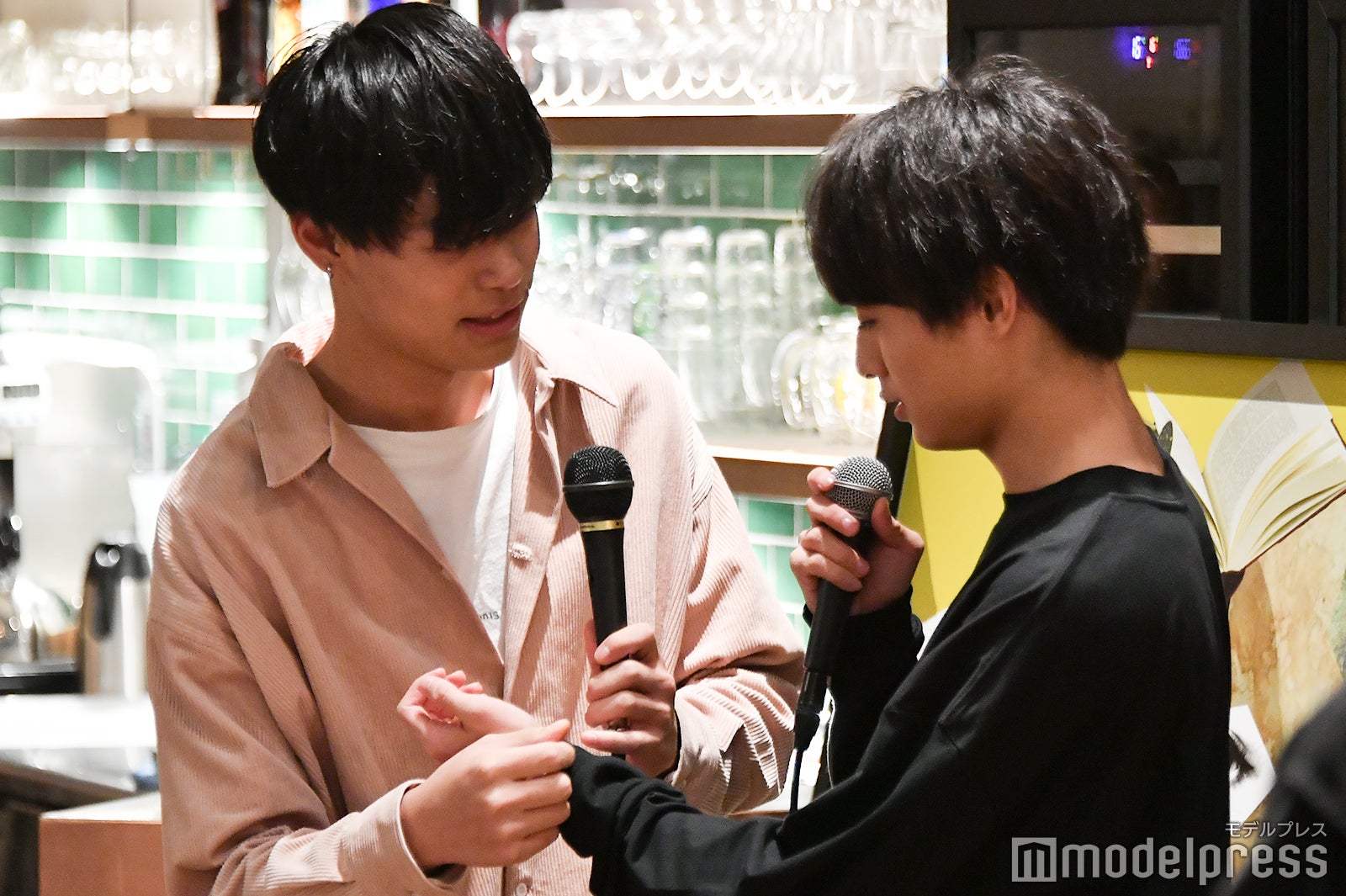 あいり（杉本愛里）に最初に赤いブレスレットを渡すシーンをひろむ（黒田昊夢）と再現するゆいと（竹内唯人） （C）モデルプレス