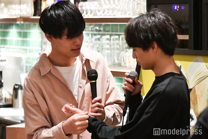 あいり(杉本愛里)に最初に赤いブレスレットを渡すシーンをひろむ(黒田昊夢)と再現するゆいと(竹内唯人) (C)モデルプレス