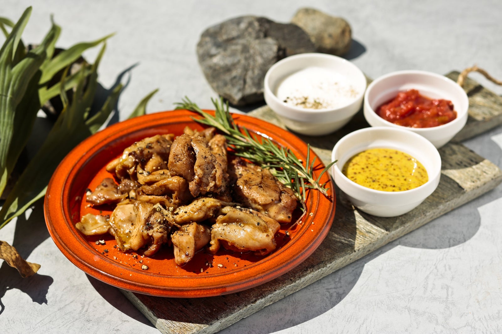 スパイシージャークチキン 3種のソース（ハリッサソース、ヨーグルトクミンソース、マスタードハニーソース）900円／画像提供：二子玉川ライズ