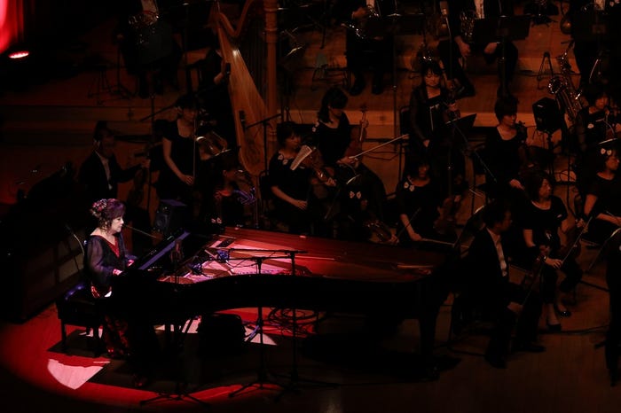 「タキシード・ミラージュ」などを演奏する小坂明子(写真:堀衛)