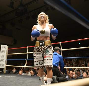 52歳山本美憂、衝撃3回TKOで涙のボクシング初勝利「KIDに自慢する」元世界王者・長谷川穂積会長は地域王座挑戦も視野「素質めちゃくちゃある」
