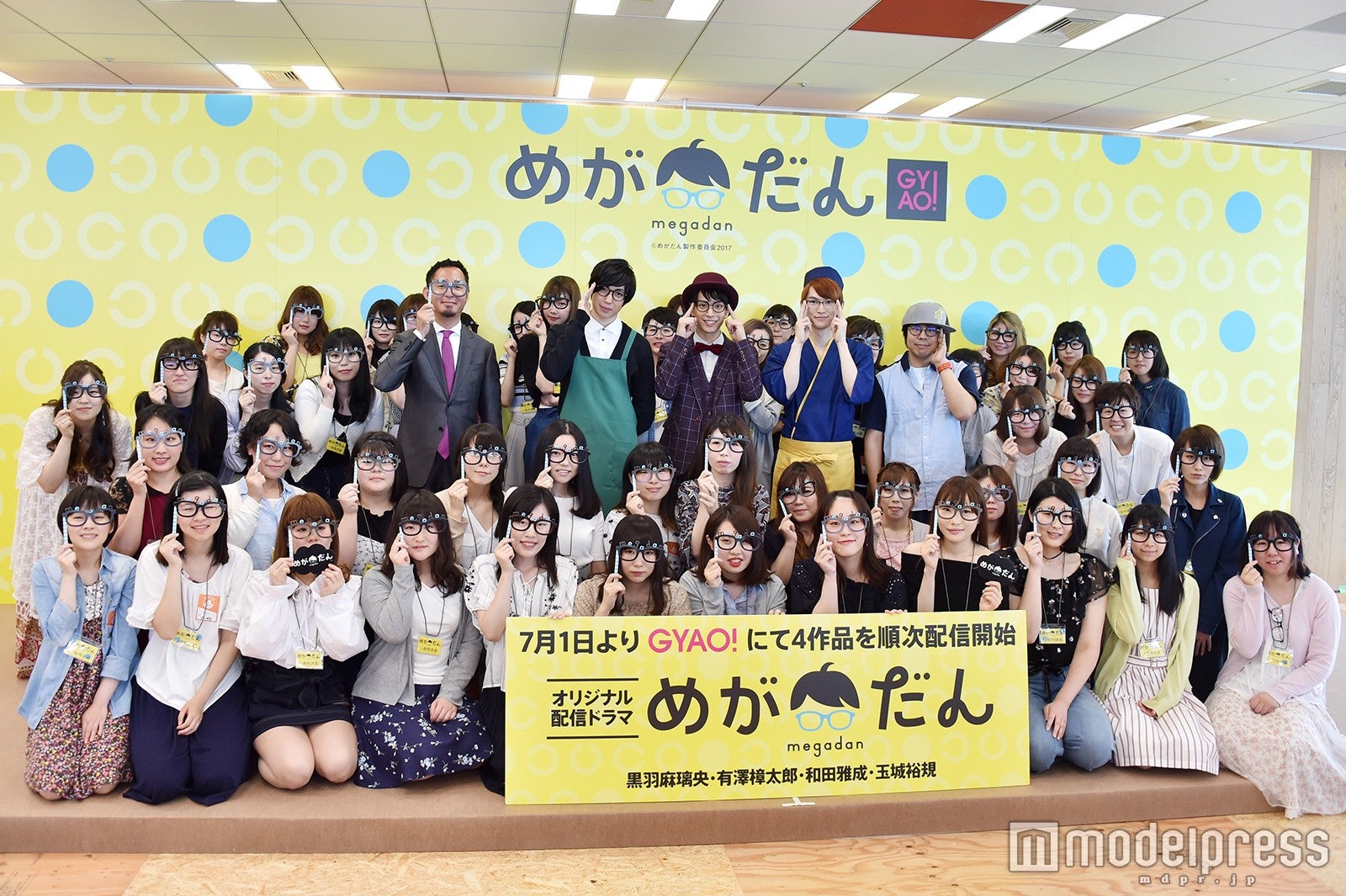 来場したファンと記念撮影も（C）モデルプレス