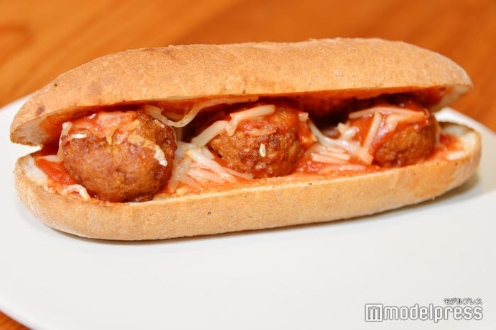 トマト&ソイボール 石窯フィローネ¥510(C)モデルプレス