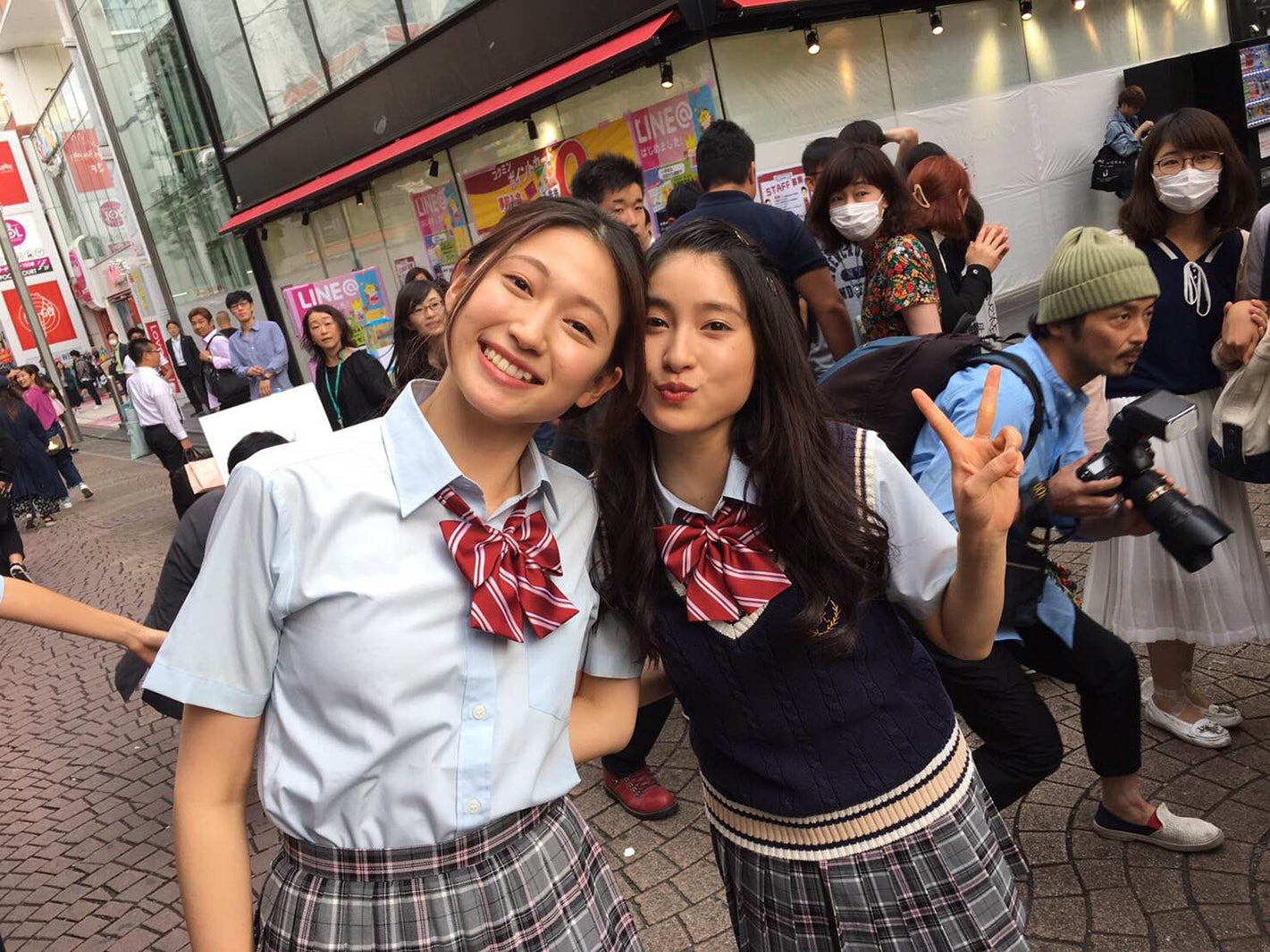 キャストで竹下通りを歩行（C）2017「兄こま」製作委員会（C）夜神里奈／小学館