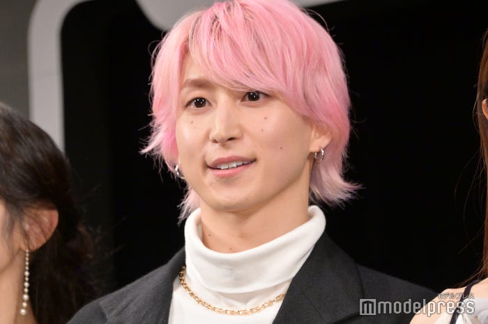フォトセッションではお馴染み「かっこいいですか?」「かわいいですか?」と声掛けする佐久間大介(C)モデルプレス