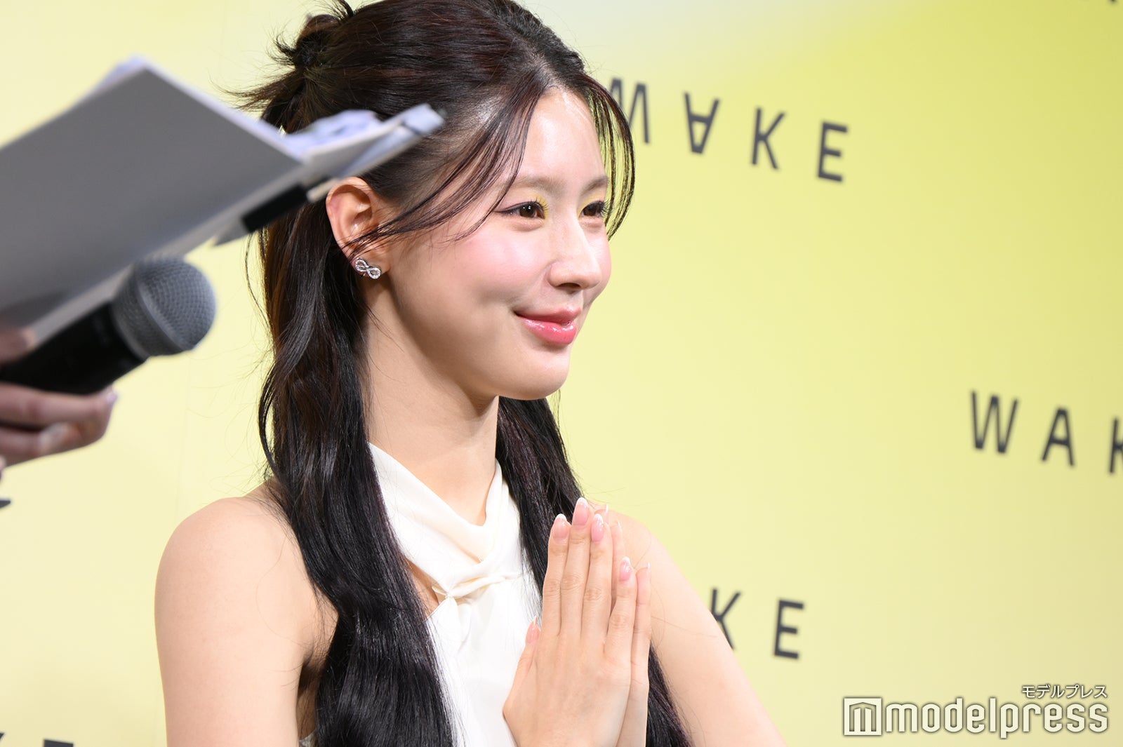 「可愛くてごめん」ポーズをするミヨン（C）モデルプレス