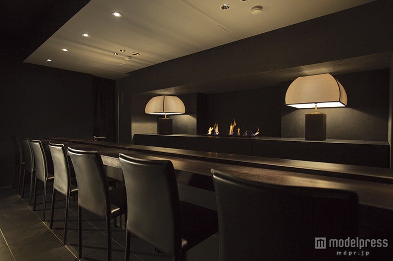 黒が基調の大人な雰囲気の店内