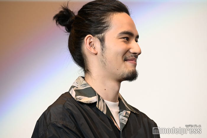 ヒゲ&オールバックで登場した岡田健史(C)モデルプレス