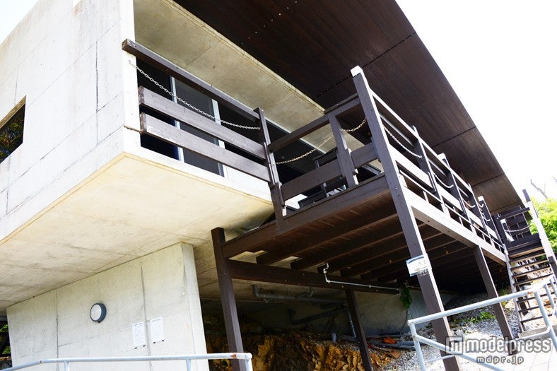 絶好のロケーションに建つ海カフェ「ブリリアンテモトブヒルズ」