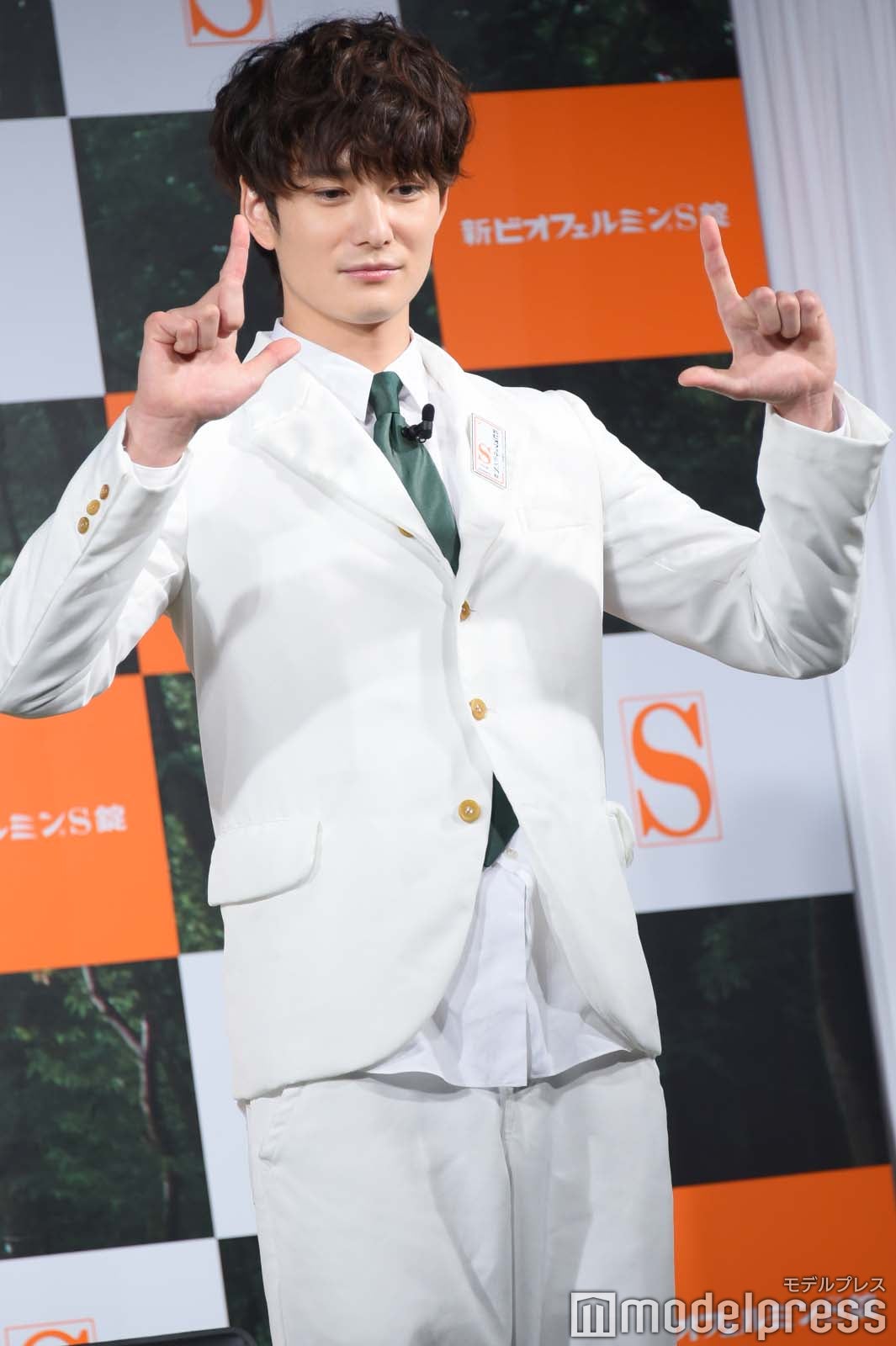 “腸活ストレッチ”中の岡田将生（C）モデルプレス