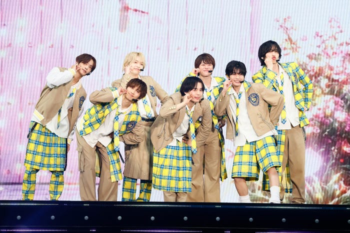 キラキラ可愛く決めポーズをとるなにわ男子(左から)高橋恭平、藤原丈一郎、西畑大吾、大西流星、大橋和也、長尾謙杜、道枝駿佑(提供写真)