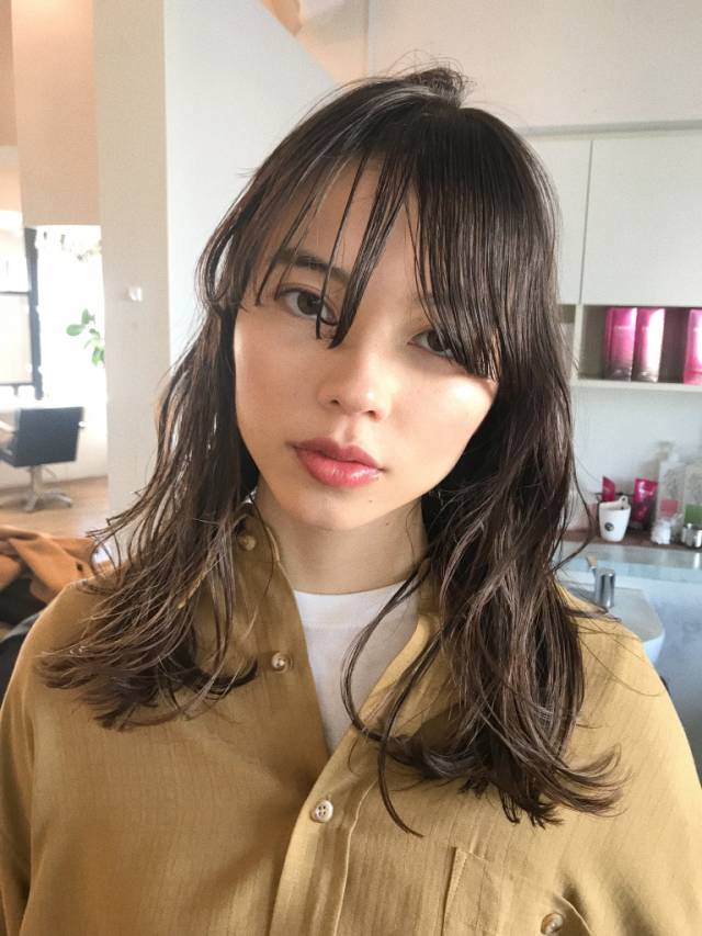 丸顔さんに似合うセミロング パーマヘア特集 小顔見えが叶う大人スタイル モデルプレス