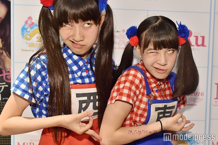 生ハムと焼うどん(左から)西井万理那、東理紗/(C)モデルプレス