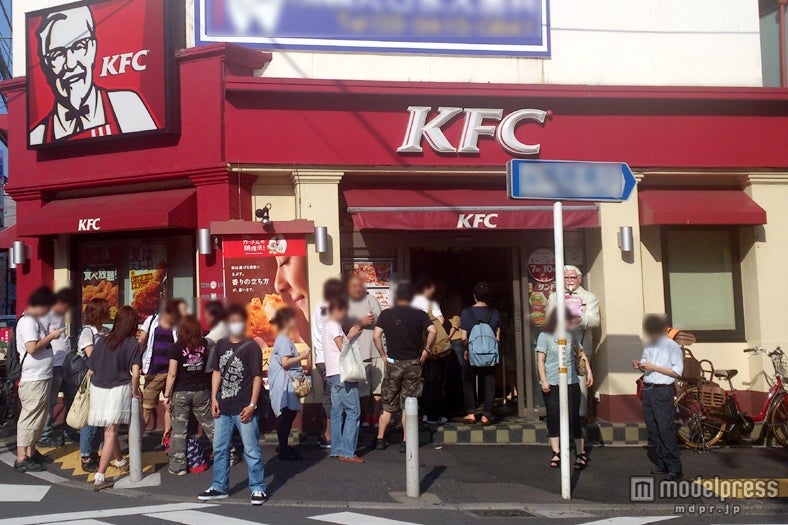 「オリジナルチキン食べ放題！」を求めて列を作る人々