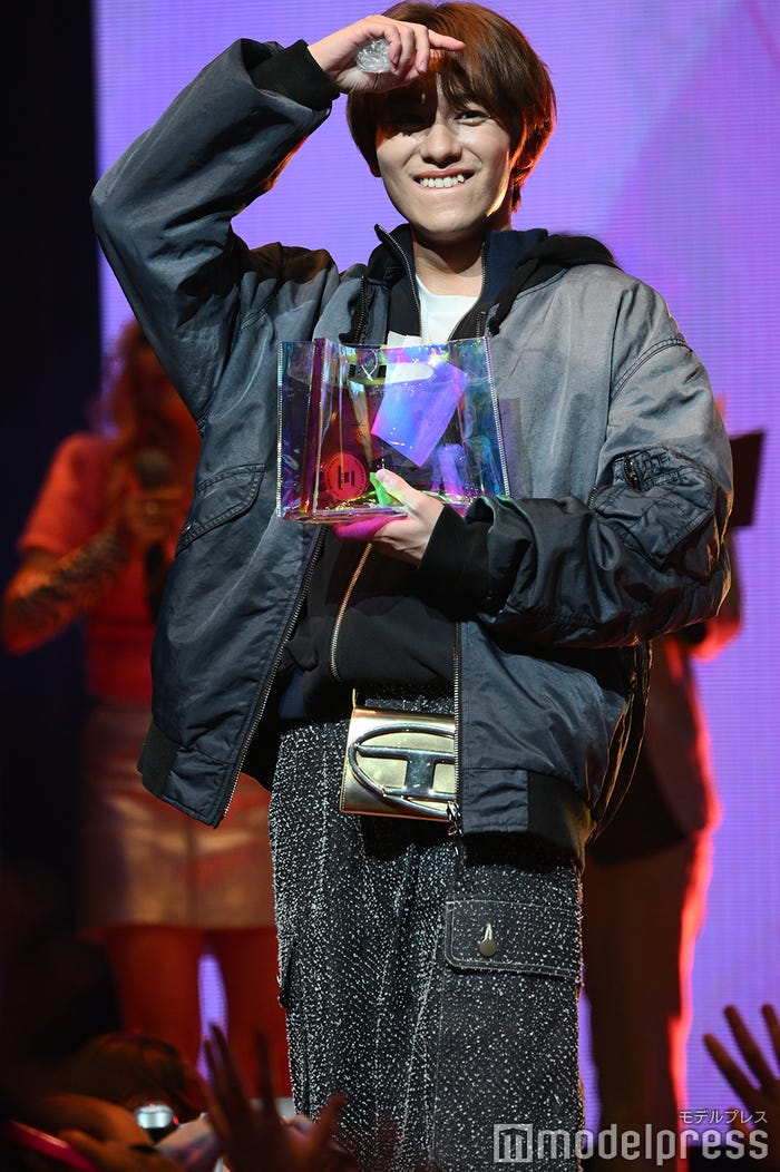 サイン入りプレゼントをどこに投げようか探している山下幸輝(C)モデルプレス