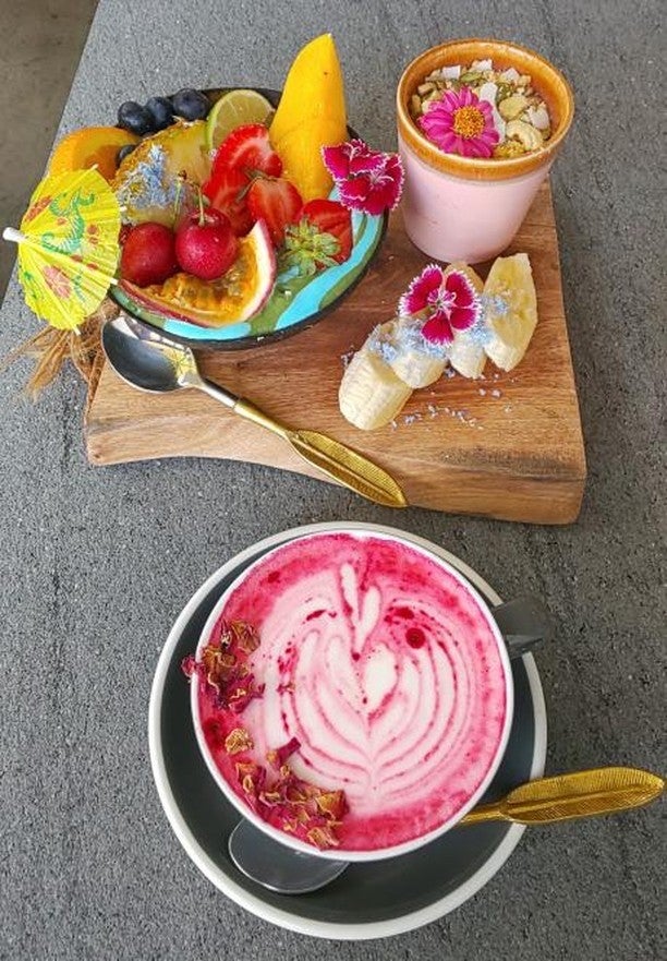 見た目からも元気になれそうなビタミンカラーのカフェメニュー（参加者撮影）