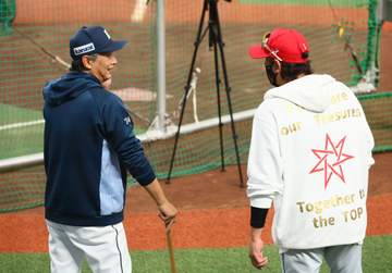 日本ハム 新庄剛志監督が試合前練習で西口監督と会談 敵将が口元を緩める場面も 前夜は一触即発の事態に