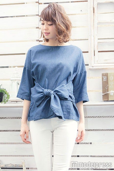 デニムブラウストップス「神戸レタス」2,490円(税込)/画像提供:神戸レタス