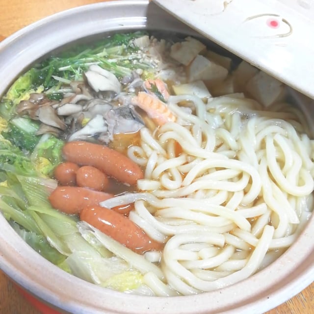 業務スーパーの冷凍うどん「冷凍讃岐うどん」を鍋に入れてアレンジ