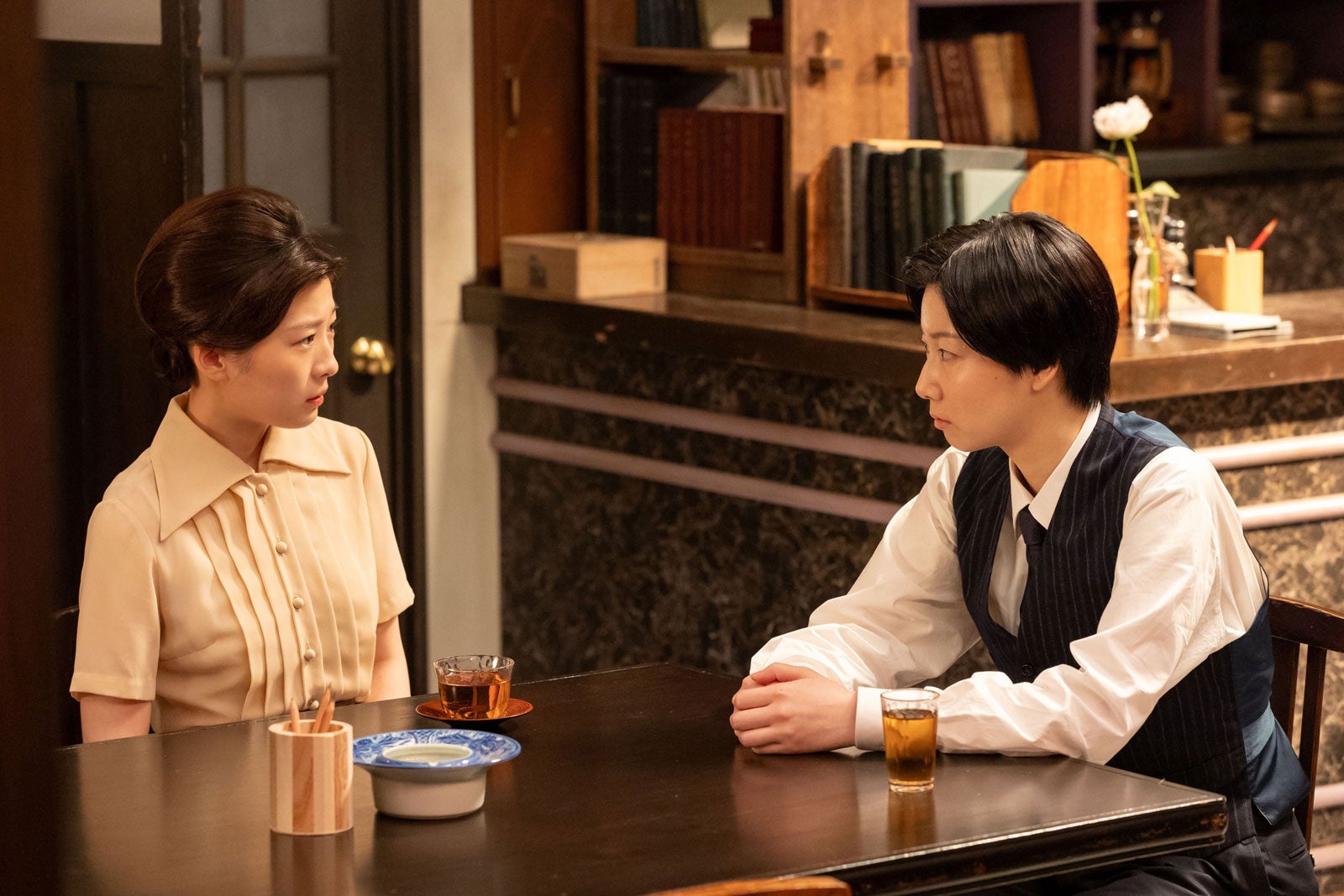 伊藤沙莉、土居志央梨「虎に翼」第102話（C）NHK